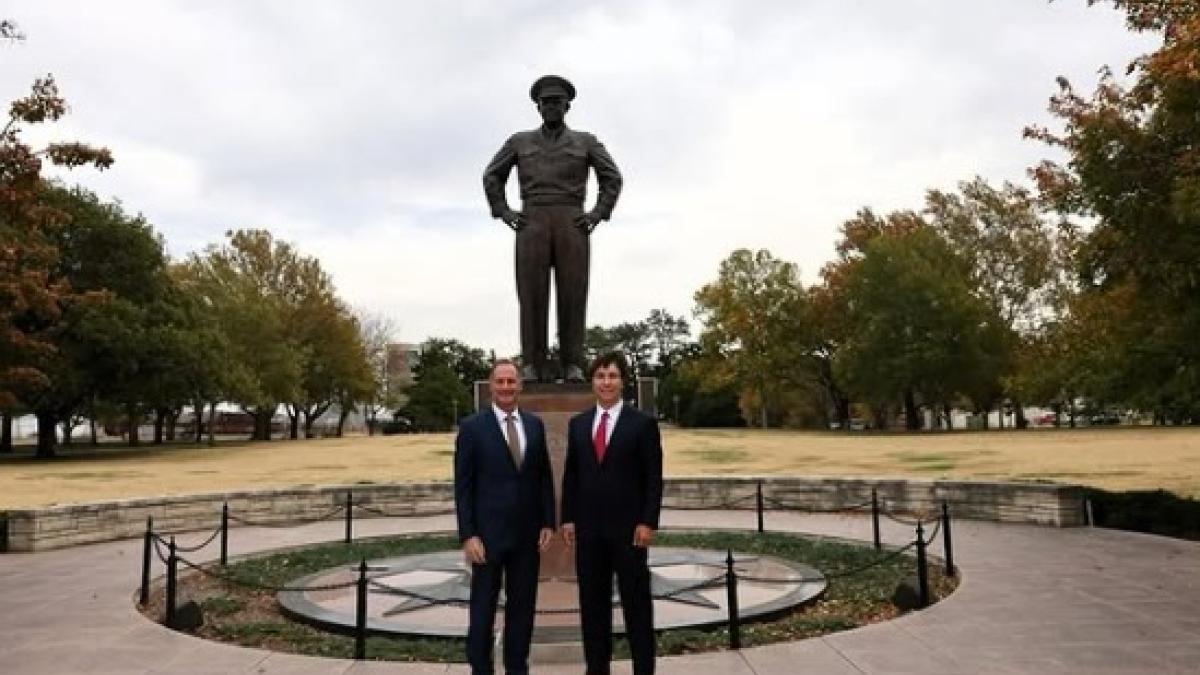 Chapman Student pic with Rep. Mann